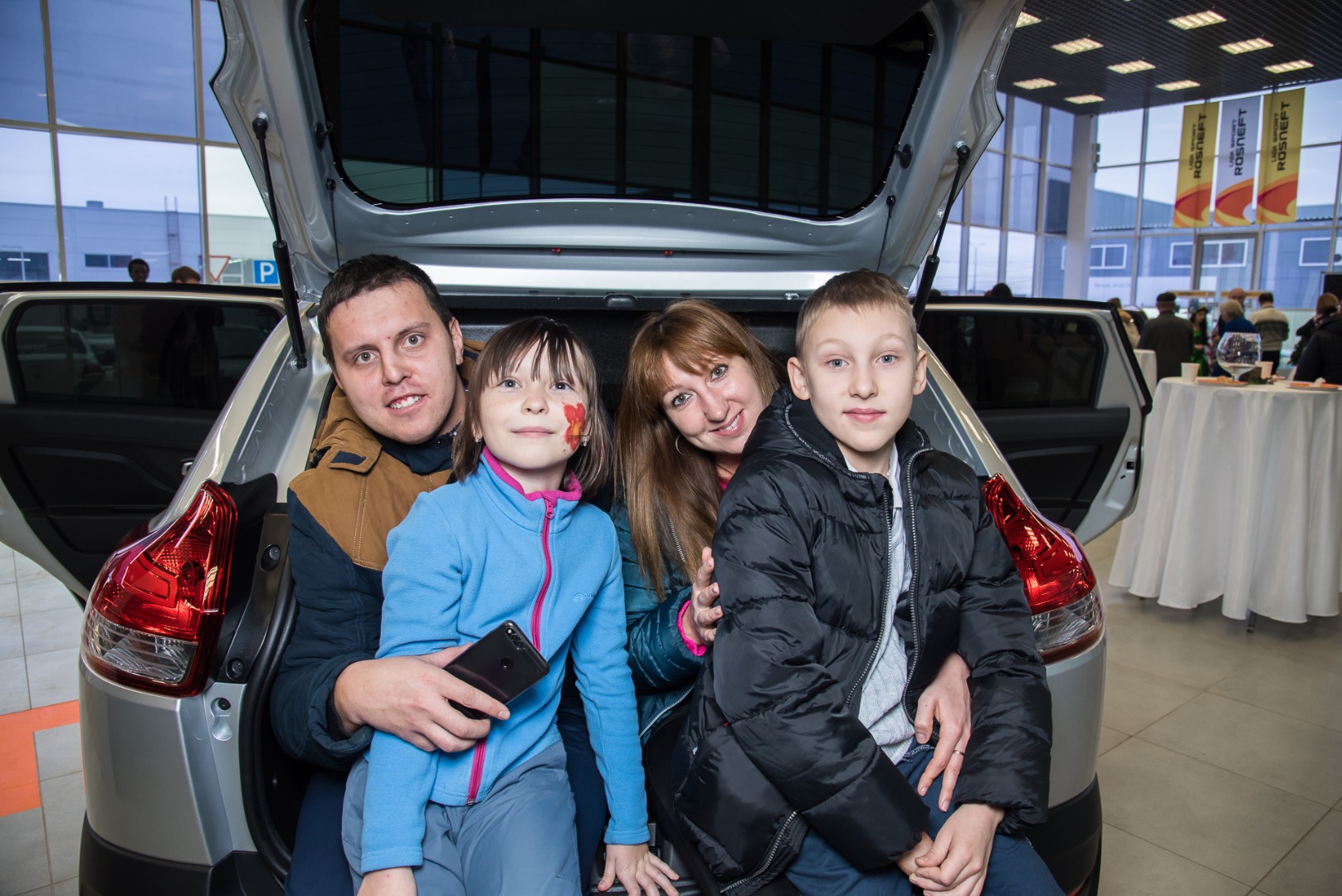 Яркий, невероятный и абсолютно непохожий автомобиль LADA XRAY CROSS, появление которого ждал рынок, был презентован в САМАРА-АВТО 24 ноября