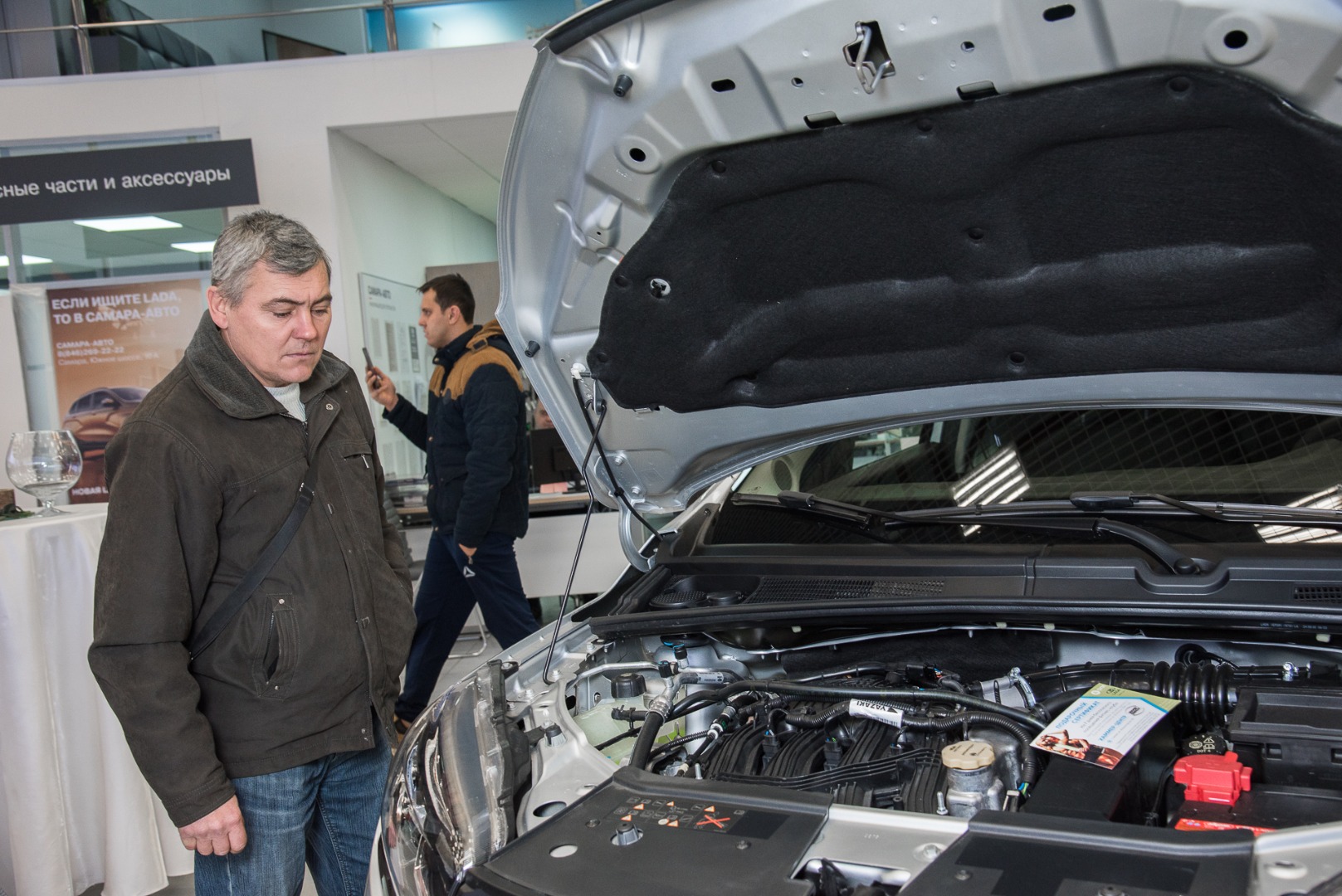 Яркий, невероятный и абсолютно непохожий автомобиль LADA XRAY CROSS, появление которого ждал рынок, был презентован в САМАРА-АВТО 24 ноября